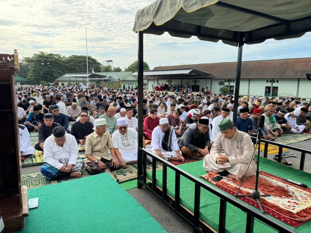 Letkol Inf Ade Rohmat Wahyudin Imam Di Sholat Ied 1447 Hijriah Di Lapangan Secata Rindam Xlll/Merdeka