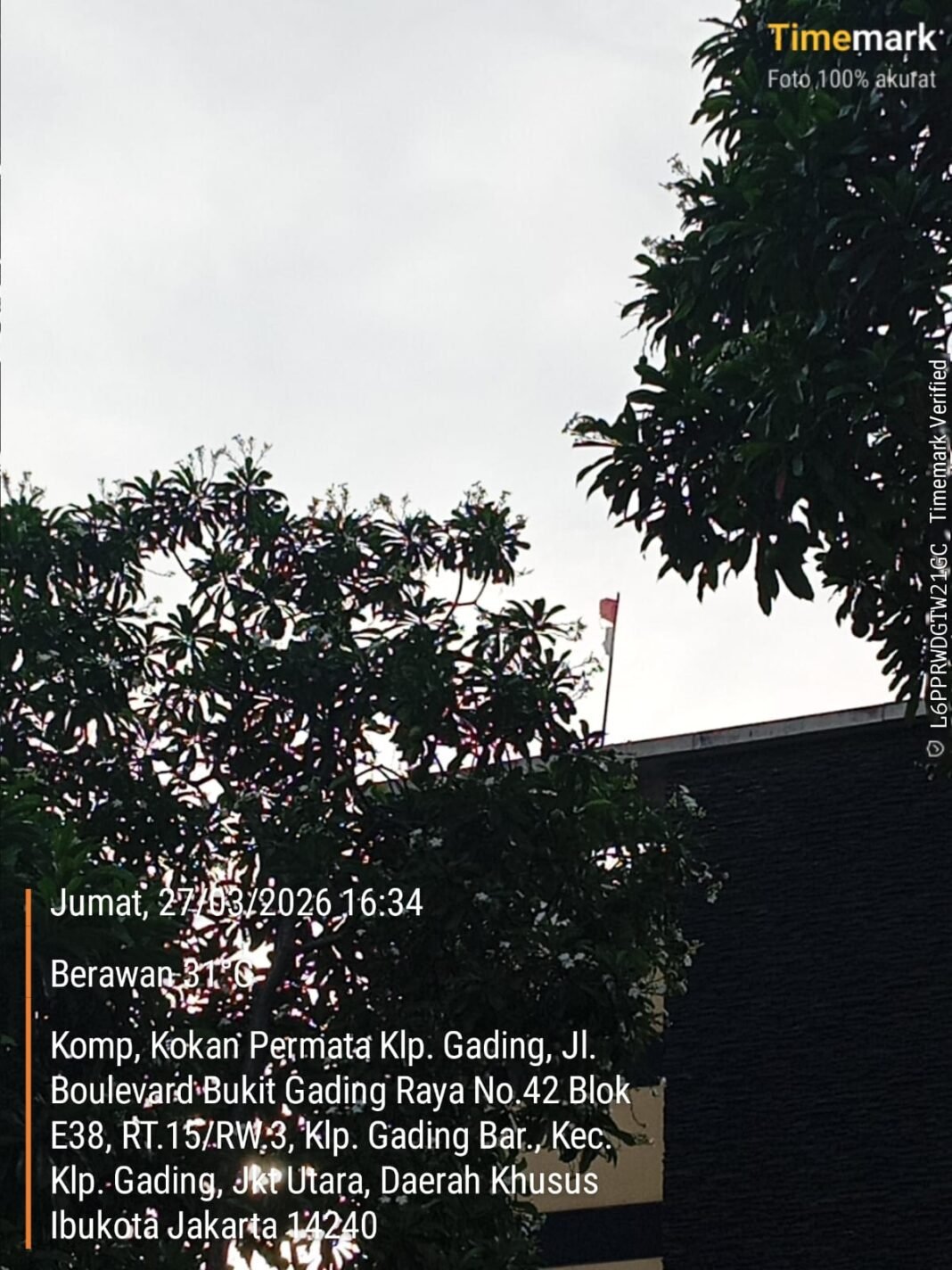 Bendera Merah Putih Sdh Rusak dan Koyak Di Hotel kingkros