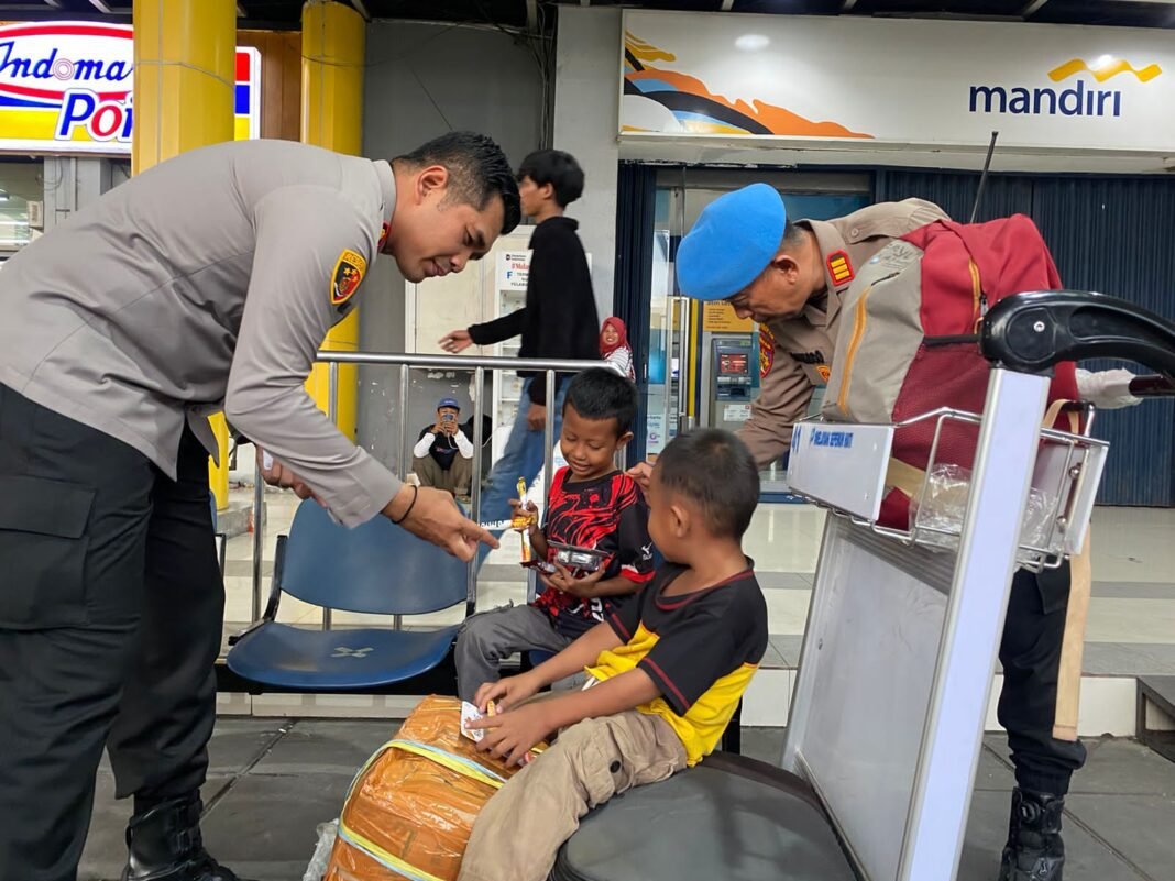 Pengamanan Humanis Embarkasi KM Kelud di Tanjung Priok Berjalan Aman dan Tertib