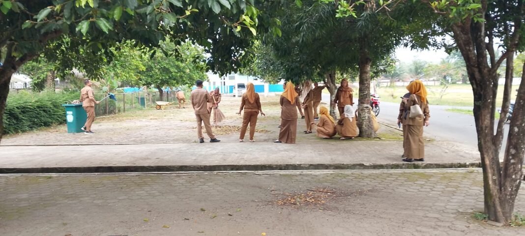 Pertama Masuk Kerja Kecamatan Abab Ada kebersihan Lingkungan .