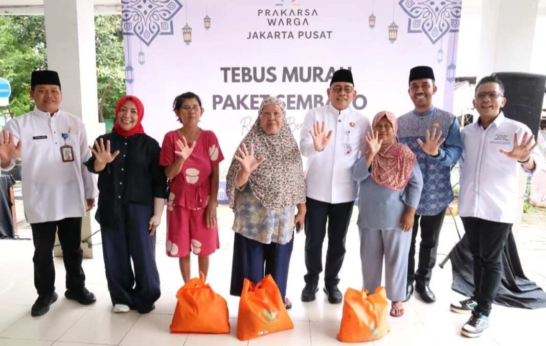 Wali Kota Jakpus Buka Tebus Murah Sembako dan Pembagian Kacamata Gratis di Tanah Tinggi