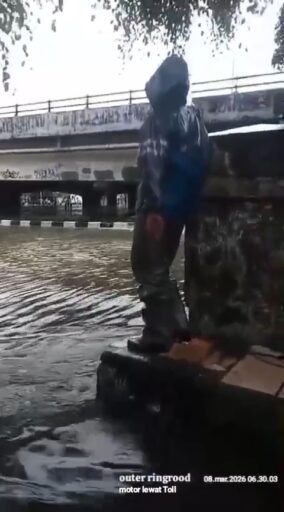 Banjir Rendam Sejumlah Ruas Jalan di Jakarta, Meruya Selatan Tak Bisa Dilalui Kendaraan