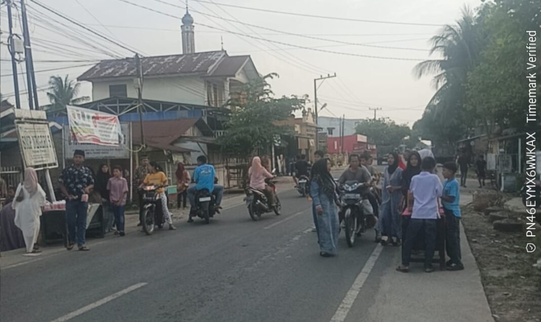 Guru & Siswa SMP Negeri 5 Kota Tebing Tinggi Berbagi Takjil Buka Puasa Ramadhan