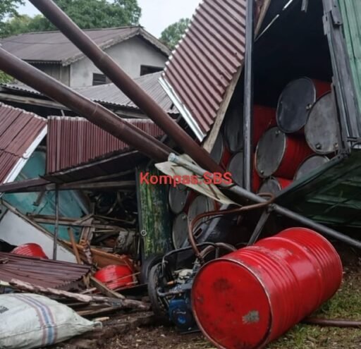 Truck Bawa Ribuan Liter BBM Subsidi Ilegal Tabrak Warung Warga Dan Tiang Listrik
