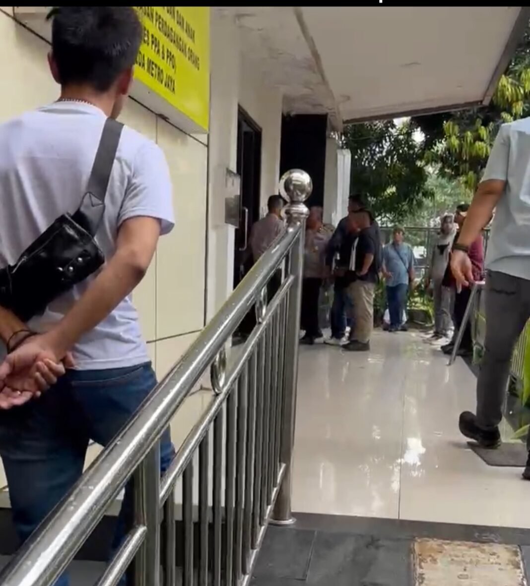 Kekerasan Terjadi Didepan Penyidik Polda Metro Jaya Di Rumahnya Sendiri, Miris Sekali!