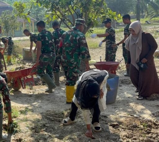Kemanunggalan TNI dan Guru, Lumpur di TK Negeri Azkia Disingkirkan