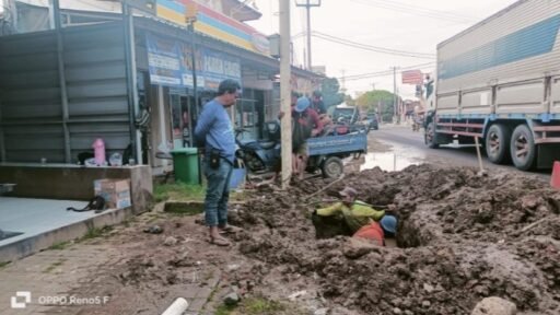 PDAM Tirta Dharma Ayu Indramayu Gerak Cepat Tangani Kebocoran Pipa Di Kecamatan Juntinyuat