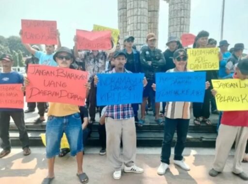Ratusan Massa GEMI Desak Bupati Indramayu Lucky Hakim Copot Dirut PDAM