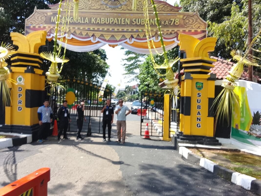 Gapura Gerbang DPRD Menjadi Sorotan Dalam Rangka HUT Ke -78 Kabupaten Subang