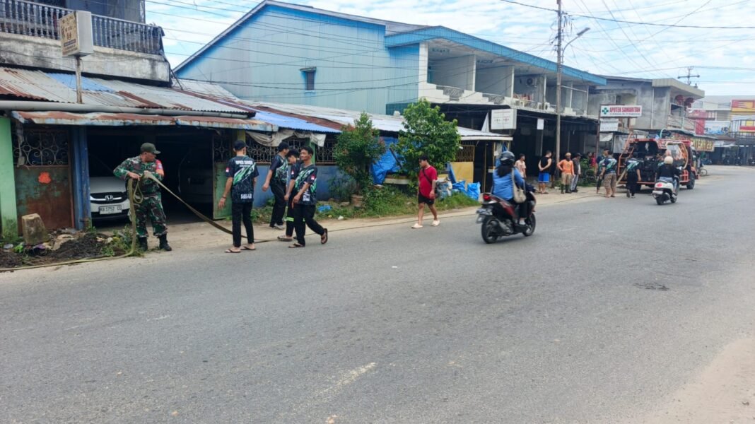 Cegah Banjir Sejak Dini, Babinsa bersama masyarakat Kelurahan Pasiran Gelar Kerja Bhakti Bersihkan Drainase.