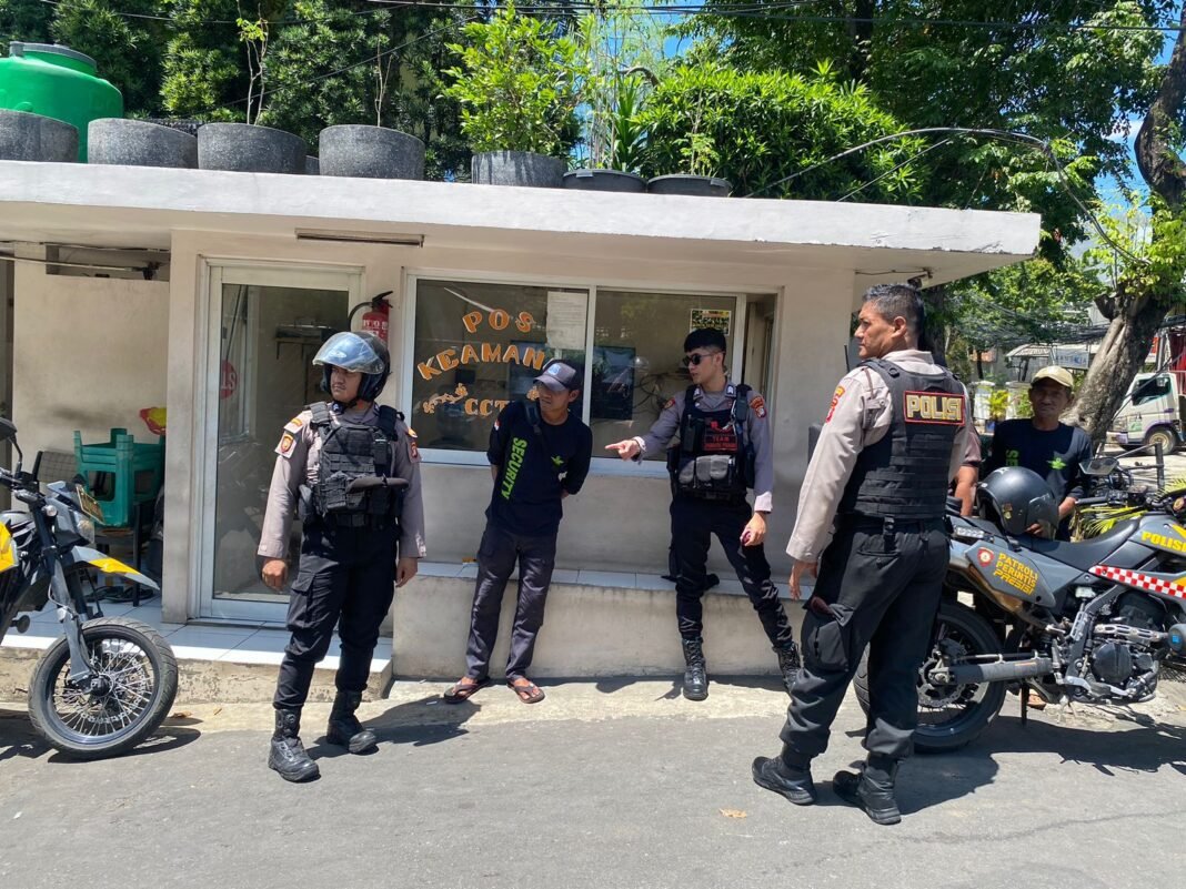 Samapta Polres Jakbar Tingkatkan Patroli Dialogis, Wujudkan Lingkungan Aman