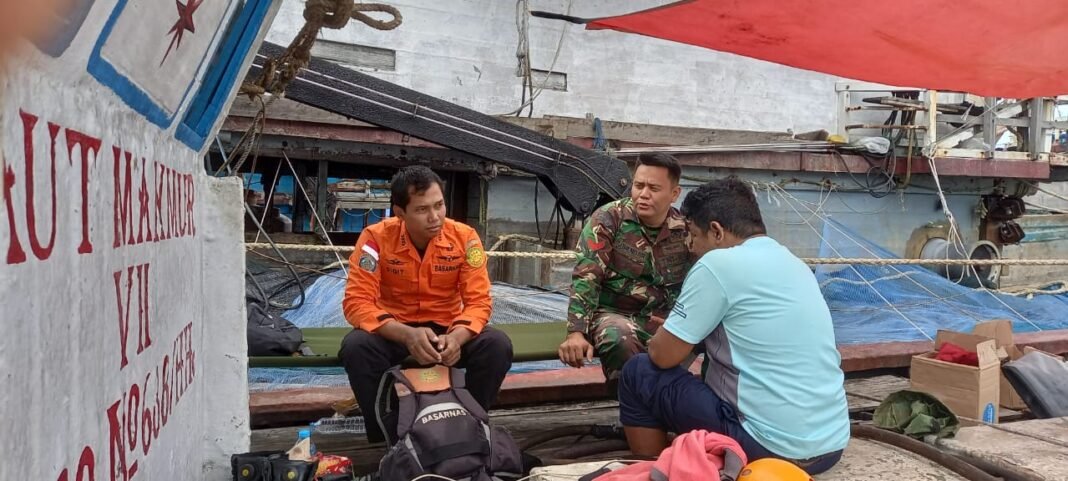 Babinsa Penjajap dan Basarnas Komsos Bersama Nelayan dan Ingatkan Supaya Waspada Cuaca Ekstrem Saat Melaut