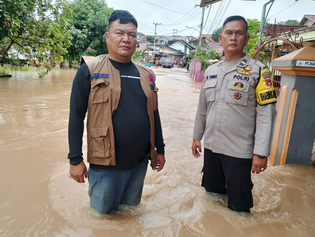 DI TENGAH BANJIR YANG MENGGENANG, POLISI HADIR MENJADI HARAPAN WARGA,