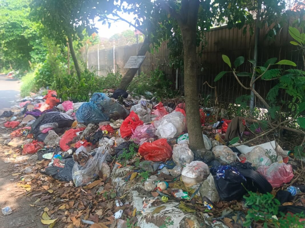 Sampah Menggunung & Bangunan Liar Menjamur di Pegadungan