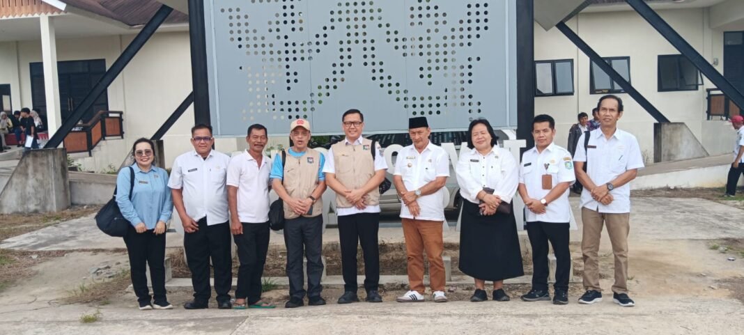 Hermanto Dampingi Warga Urus Administrasi Kependudukan pada Program Jemput Bola di Sungai Raya