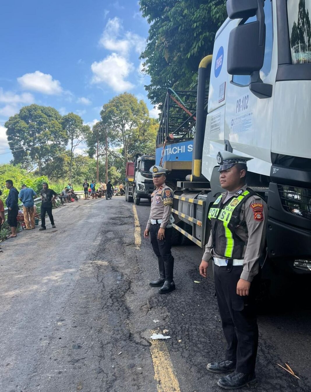TRAILER BAWA ALAT BERAT TERGELINCIR DI LEBAK BUDI, JALINTENG BATURAJA–MUARA ENIM