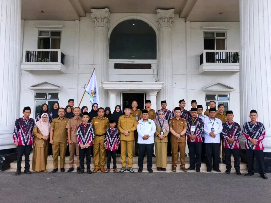 Lepas 10 Kafilah MTQ ke Seluma, Bupati Zurdi Nata: Harumkan Nama Kepahiang di Tingkat Provinsi* Lepas 10 Kafilah MTQ ke Seluma, Bupati Zurdi Nata: Harumkan Nama Kepahiang di Tingkat Provinsi*