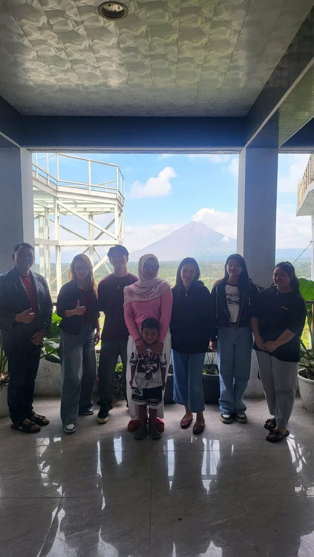 Asisten Bupati dan Hendra Pin Apresiasi dan Terimakasih “Pulang Kampung” Syuting di Gundaling Sky Hill Asisten Bupati dan Hendra Pin Apresiasi dan Terimakasih “Pulang Kampung” Syuting di Gundaling Sky Hill