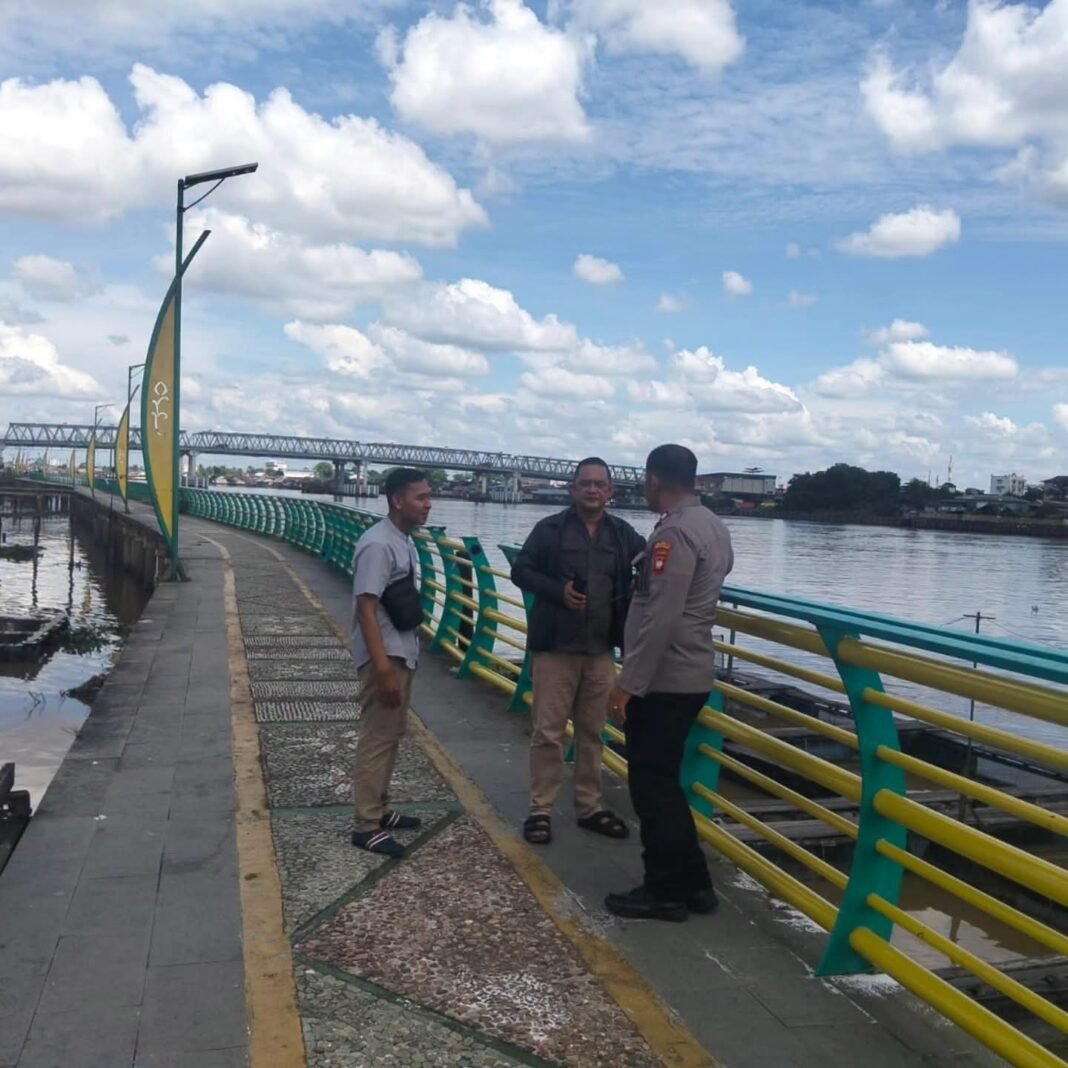 Kapolsek Pontianak Timur Pimpin Langsung Pencarian di Sungai Kapuas, Respon Cepat Laporan Warga Kapolsek Pontianak Timur Pimpin Langsung Pencarian di Sungai Kapuas, Respon Cepat Laporan Warga