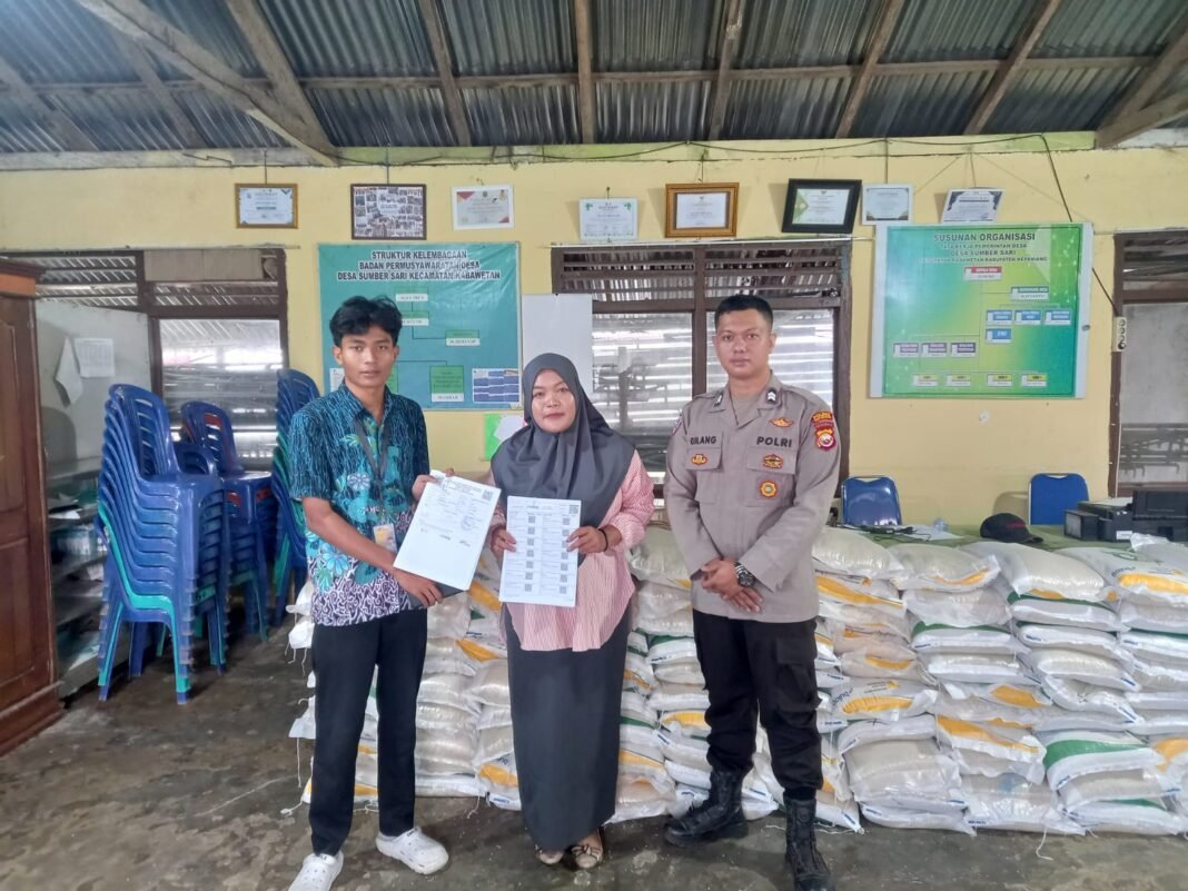 Salurkan 2 Ton Beras & 408 Liter Minyak, Kades Sumino Pastikan Bansos Sumber Sari Tepat Sasaran* Salurkan 2 Ton Beras & 408 Liter Minyak, Kades Sumino Pastikan Bansos Sumber Sari Tepat Sasaran*