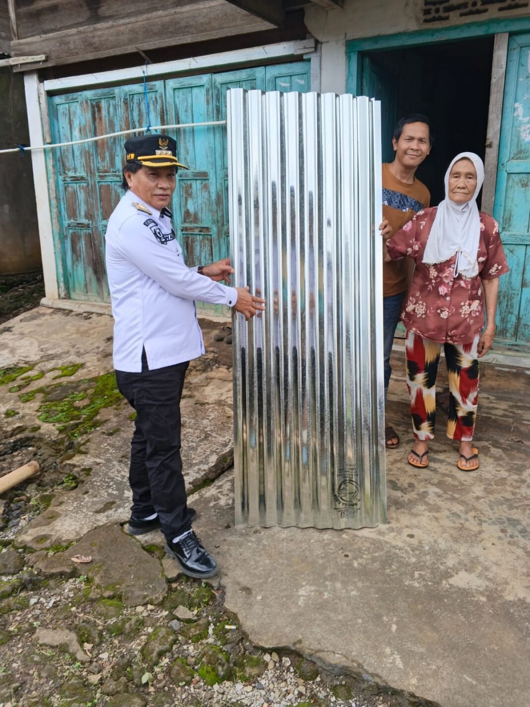 Rumah Rusak Diterjang Puting Beliung, Camat Muara Kemumu turut Salurkan Bantuan Rumah Rusak Diterjang Puting Beliung, Camat Muara Kemumu turut Salurkan Bantuan