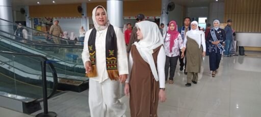 Ny. Nuri Zulkifli H. Adam Sambut Penuh Kehangatan Kedatangan Ketua TP PKK Aceh di Pelabuhan Balohan Sabang Ny. Nuri Zulkifli H. Adam Sambut Penuh Kehangatan Kedatangan Ketua TP PKK Aceh di Pelabuhan Balohan Sabang