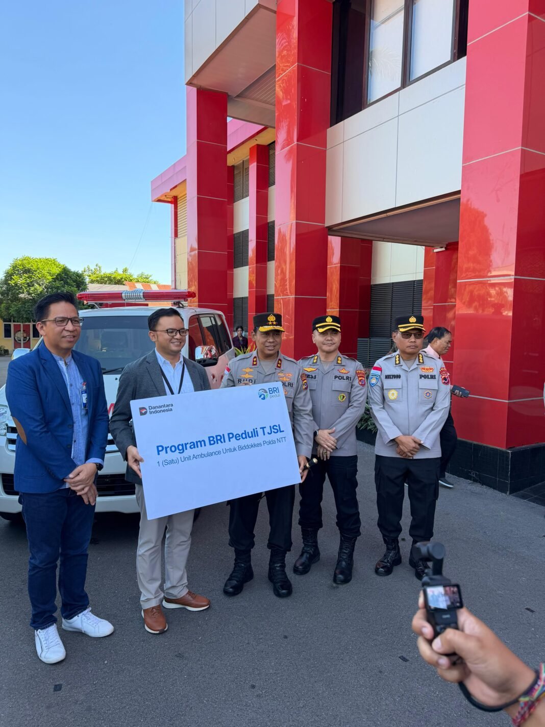 BRI Serahkan Bantuan TJSL 1 Unit Ambulance kepada Polda NTT untuk Dukung Layanan Kesehatan Masyarakat BRI Serahkan Bantuan TJSL 1 Unit Ambulance kepada Polda NTT untuk Dukung Layanan Kesehatan Masyarakat