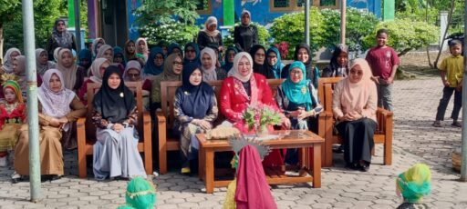 Kak Ana dan Ny. Nuri Zulkifli H. Adam Kunjungi TK Negeri 11 Balohan || Kompas.sbs.-News. Kak Ana dan Ny. Nuri Zulkifli H. Adam Kunjungi TK Negeri 11 Balohan || Kompas.sbs.-News.