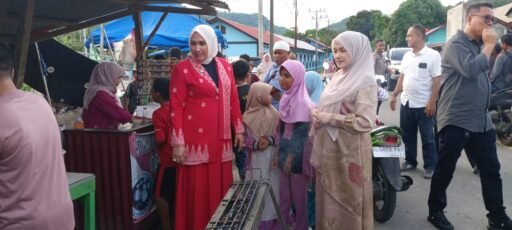 Aksi Spontan Kak Ana di Simpang Balohan Hebohkan Warga, Borong Jajanan Anak hingga Jadi Magnet Masyarakat Aksi Spontan Kak Ana di Simpang Balohan Hebohkan Warga, Borong Jajanan Anak hingga Jadi Magnet Masyarakat