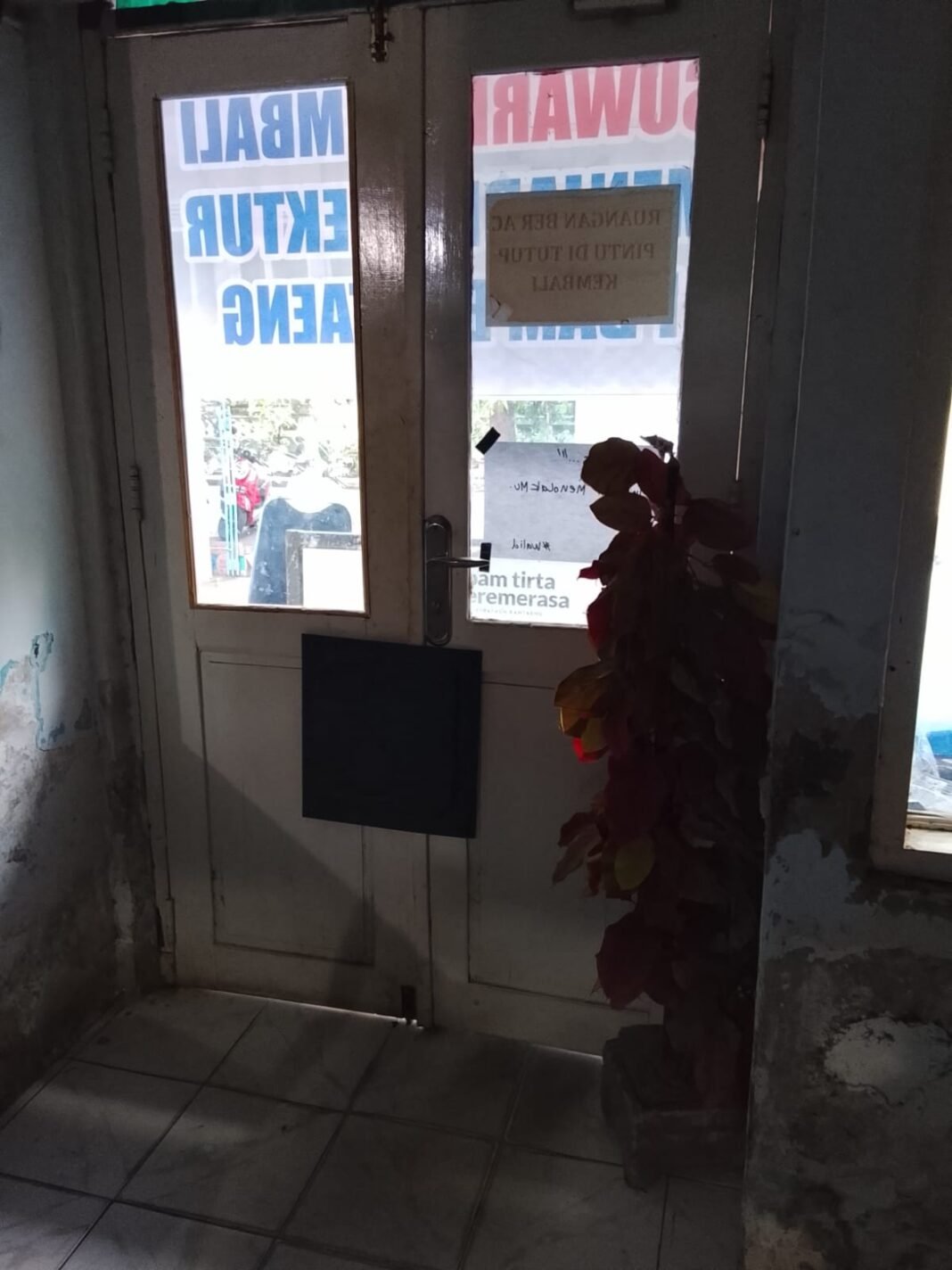 Kantor Disegel Karyawan, Suwardi Tetap Melaju Berbekal SK Bupati Kantor Disegel Karyawan, Suwardi Tetap Melaju Berbekal SK Bupati