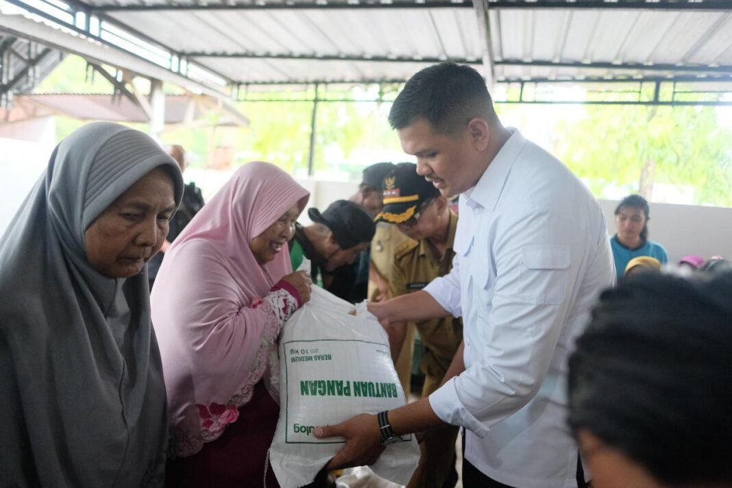 Bupati Bantaeng Salurkan Bantuan Beras dan Minyak Goreng Untuk Masyarakat Bantaeng Bupati Bantaeng Salurkan Bantuan Beras dan Minyak Goreng Untuk Masyarakat Bantaeng