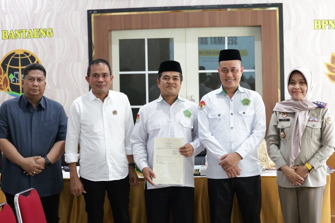 Penyerahan Sertipikat Tanah Wakaf di Bantaeng, Wujud Kepastian Hukum Aset Keagamaan Penyerahan Sertipikat Tanah Wakaf di Bantaeng, Wujud Kepastian Hukum Aset Keagamaan