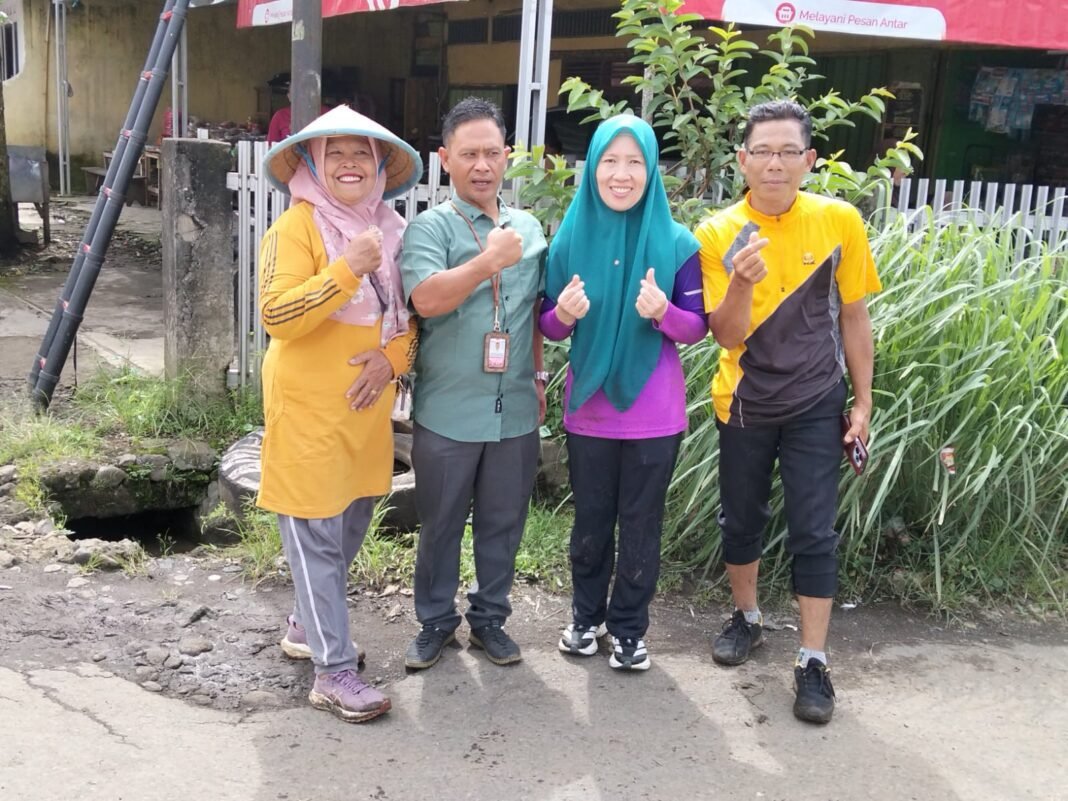 Turun Langsung, Ibu Bupati Kepahiang Pimpin Gotong Royong Bersih-Bersih Pasar Ujung* Turun Langsung, Ibu Bupati Kepahiang Pimpin Gotong Royong Bersih-Bersih Pasar Ujung*
