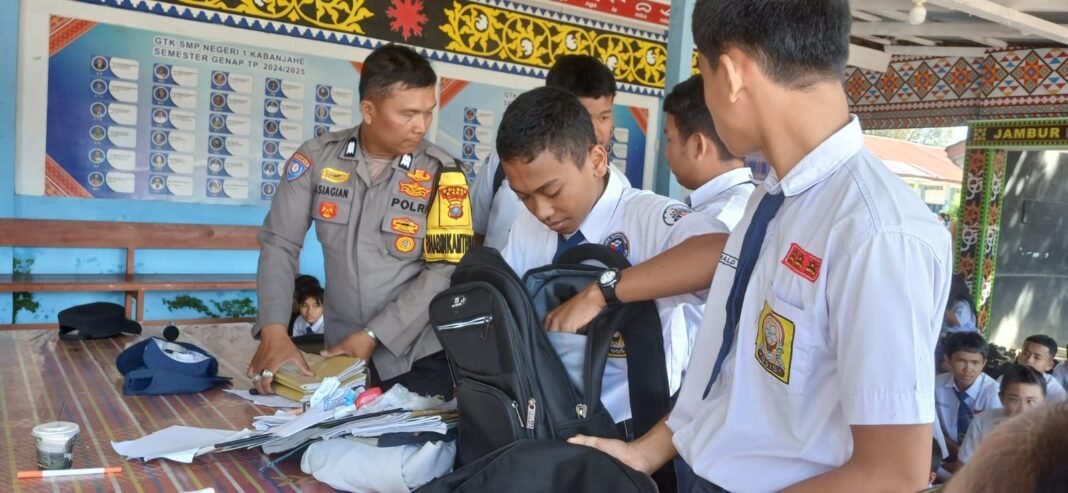 Polres Karo Sosialisasi Anti Narkoba, Judi, Tawuran dan Bullying di SMPN 1 Kabanjahe, Kepsek Apresiasi Polres Karo Sosialisasi Anti Narkoba, Judi, Tawuran dan Bullying di SMPN 1 Kabanjahe, Kepsek Apresiasi