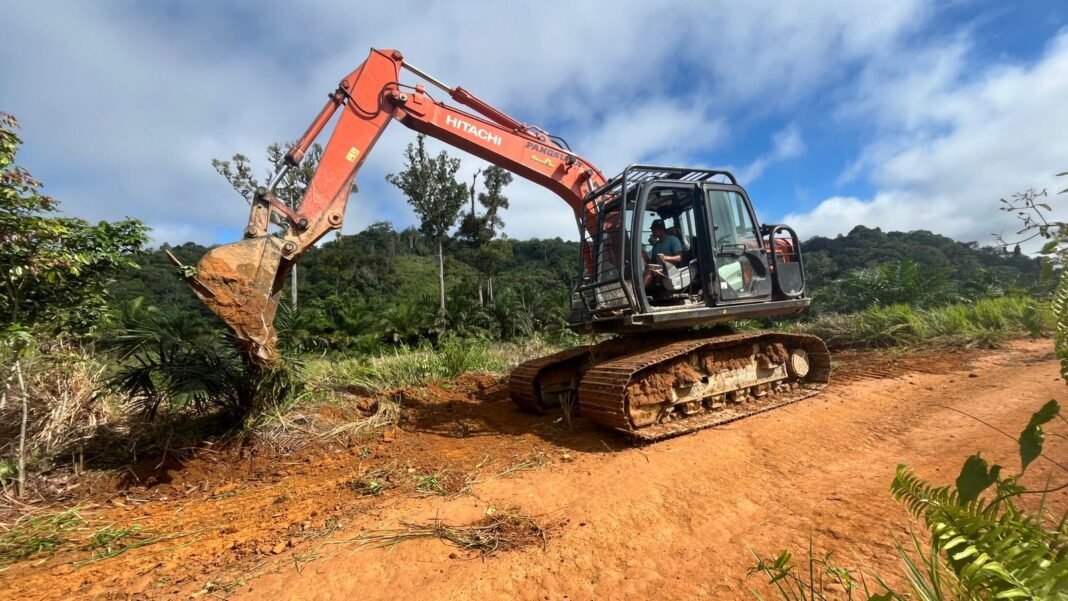 Satgas TMMD Ke-128 Kodim 1204/Sanggau Kebutan Peningkatan Jalan Semayang–Desa Persiapan Tanak Satgas TMMD Ke-128 Kodim 1204/Sanggau Kebutan Peningkatan Jalan Semayang–Desa Persiapan Tanak
