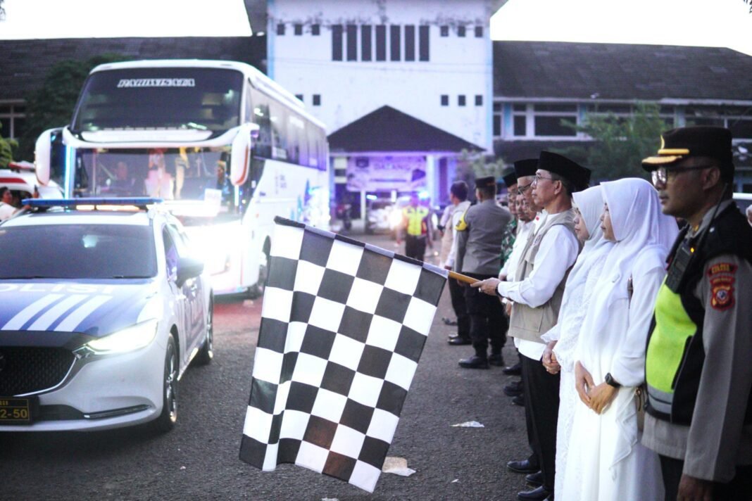 Sekda Subang Lepas Keberangkatan Jamaah haji Kloter 39 KJT Tahun 1446H 2026 M Pesan Jaga Kesehatann2 Sekda Subang Lepas Keberangkatan Jamaah haji Kloter 39 KJT Tahun 1446H 2026 M Pesan Jaga Kesehatann2