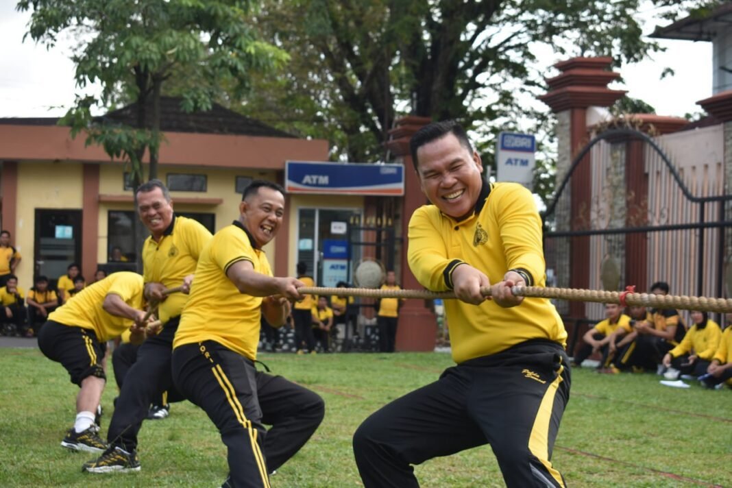 Tawa dan Kebersamaan Warnai Semarak Bhayangkara ke-80 Polres Muara Enim Tawa dan Kebersamaan Warnai Semarak Bhayangkara ke-80 Polres Muara Enim