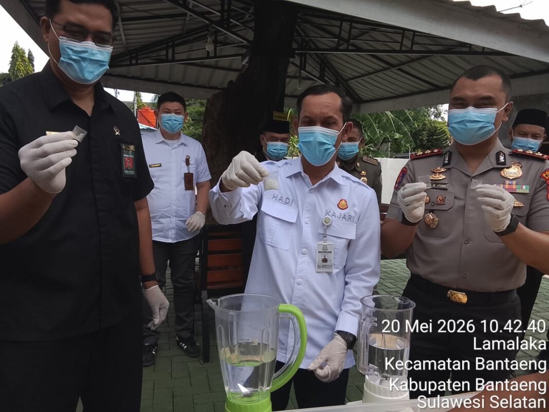 Kejari Bantaeng Musnahkan Puluhan Barang Bukti Narkotika Sinyal Tegas Perang Narkoba Kejari Bantaeng Musnahkan Puluhan Barang Bukti Narkotika Sinyal Tegas Perang Narkoba