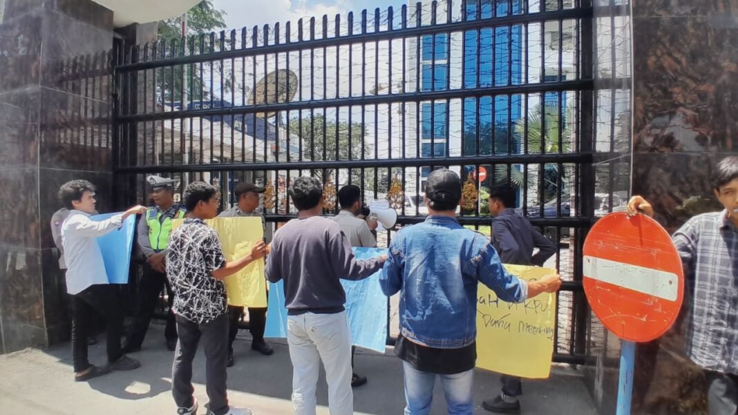 FAM-SU KEPUNG KEJATI SUMUT, DESAK USUT MARK UP Rp320 JUTA PUSKESMAS AEK KANOPAN FAM-SU KEPUNG KEJATI SUMUT, DESAK USUT MARK UP Rp320 JUTA PUSKESMAS AEK KANOPAN