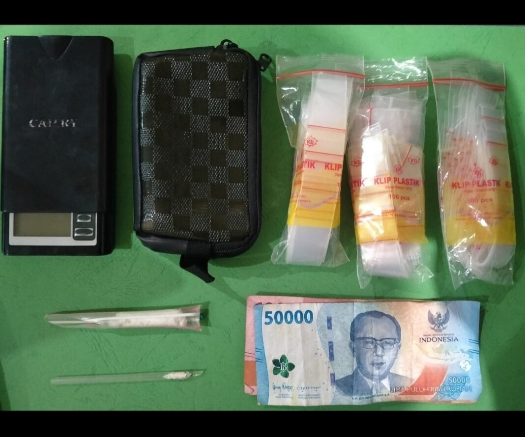 Polrestabes Surabaya Amankan Tersangka Pengedar Narkoba, Sita 42,9 Gram Sabu Polrestabes Surabaya Amankan Tersangka Pengedar Narkoba, Sita 42,9 Gram Sabu