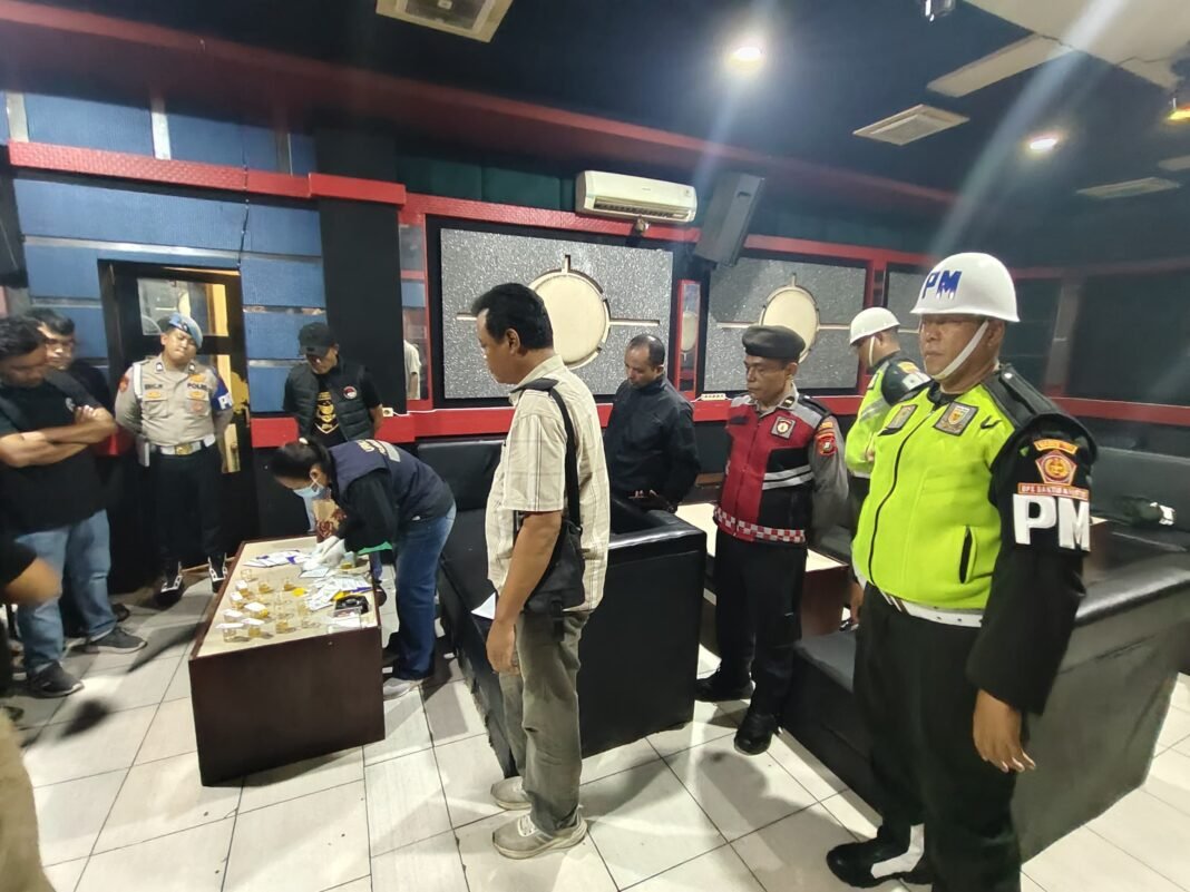 RAZIA THM DELI SERDANG! 4 ORANG DIAMANKAN, PIL EKSTASI DITEMUKAN DI KARAOKE RAZIA THM DELI SERDANG! 4 ORANG DIAMANKAN, PIL EKSTASI DITEMUKAN DI KARAOKE