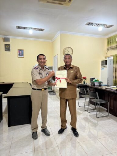 Tingkatkan Tertib Administrasi Aset, Kantah Rote Ndao Serahkan 10 Sertipikat Hak Pakai kepada Pemkab Tingkatkan Tertib Administrasi Aset, Kantah Rote Ndao Serahkan 10 Sertipikat Hak Pakai kepada Pemkab