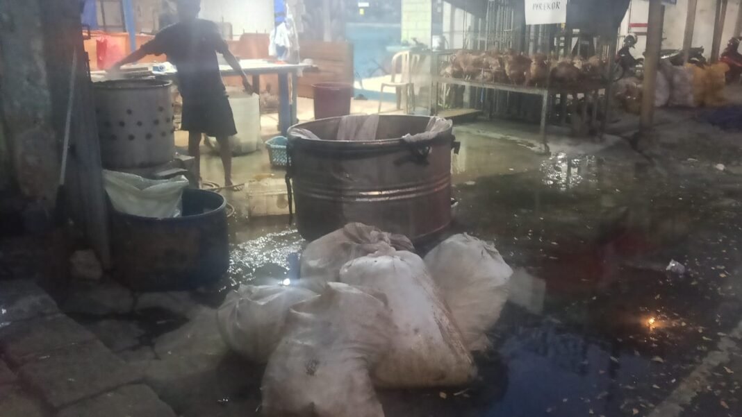 Bau Busuk Menyengat, Pedagang Desak Wali Kota Makassar Copot Petugas Kebersihan Lamban! Bau Busuk Menyengat, Pedagang Desak Wali Kota Makassar Copot Petugas Kebersihan Lamban!
