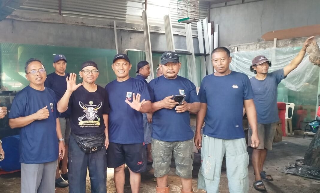 Jamaah Mushola Roudotul Jannah Tunjukan Kemandirian Total dalam Pemotongan Hewan Kurban Jamaah Mushola Roudotul Jannah Tunjukan Kemandirian Total dalam Pemotongan Hewan Kurban