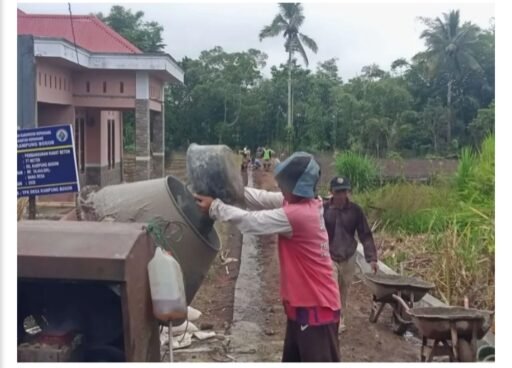 PJ KADES KAMPUNG BOGOR GENJOT INFRASTRUKTUR JALAN RABAT BETON DAN LAYAN WARGA* PJ KADES KAMPUNG BOGOR GENJOT INFRASTRUKTUR JALAN RABAT BETON DAN LAYAN WARGA*