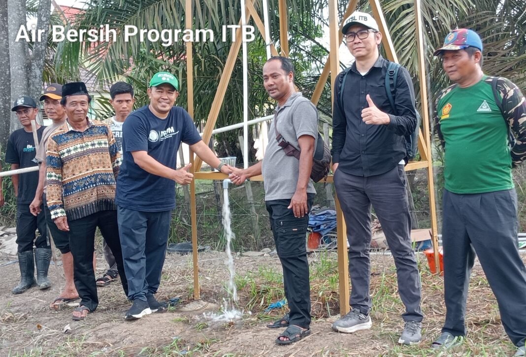 Program ITB Serahkan Bantuan Air Bersih untuk Masyarakat Desa Rawa Mekar Program ITB Serahkan Bantuan Air Bersih untuk Masyarakat Desa Rawa Mekar
