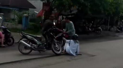 Tempo 24 Jam 10 Korban Pengendara Septor Terjatuh Akibat Kerukan Aspal Jalan Bandarsono Tempo 24 Jam 10 Korban Pengendara Septor Terjatuh Akibat Kerukan Aspal Jalan Bandarsono