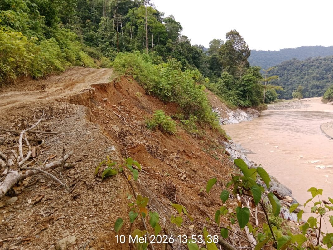 Curah Hujan Tinggi Sebabkan Satu Titik Di Ruas Jalan Pekan Gedang-Muara Talang Hampir Putus Akibat Longsor Curah Hujan Tinggi Sebabkan Satu Titik Di Ruas Jalan Pekan Gedang-Muara Talang Hampir Putus Akibat Longsor