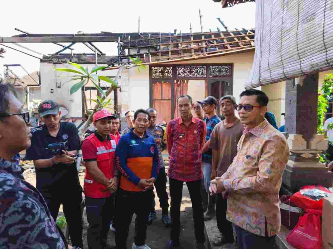 Si Jago Merah Lalap Rumah Warga di Desa Timuhun Klungkung Si Jago Merah Lalap Rumah Warga di Desa Timuhun Klungkung