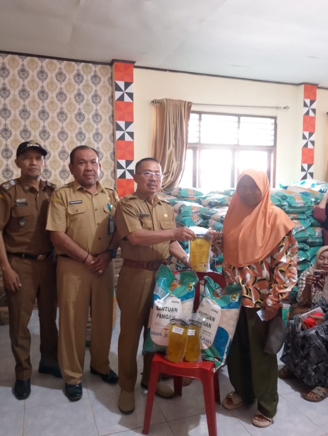 Lurah Makmuri Awasi Langsung Distribusi Bantuan Pangan untuk Ratusan Warga Pajar Bulan Lurah Makmuri Awasi Langsung Distribusi Bantuan Pangan untuk Ratusan Warga Pajar Bulan